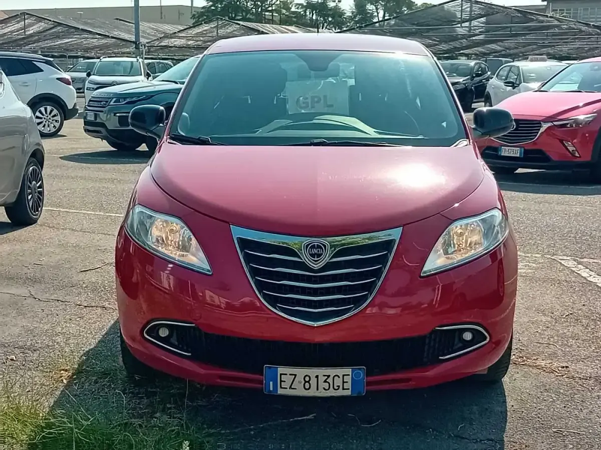 Usata Lancia Ypsilon Gold 69 CV (50 kW) 2015 Rosso Utilitaria