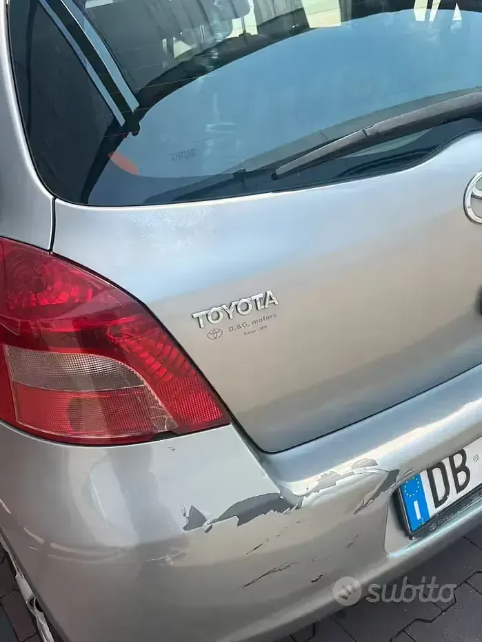 Usata Toyota Yaris 69 CV (50 kW) 2006 Grigio Berlina