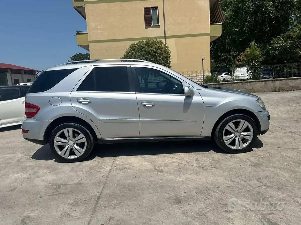 Usata Mercedes ML350 224 CV (164 kW) 2010 Grigio SUV