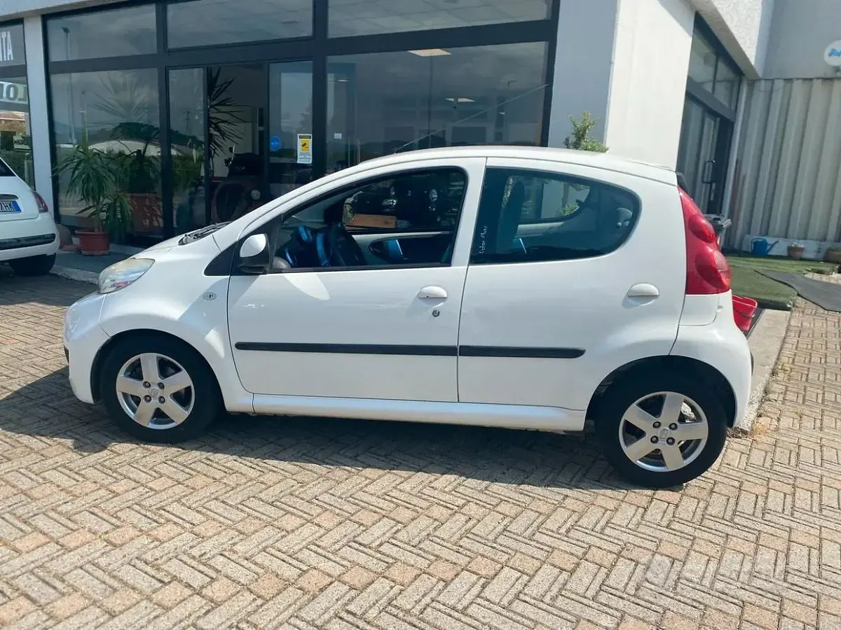 Usata Peugeot 107 Urban Move 68 CV (50 kW) 2008 Bianco Utilitaria