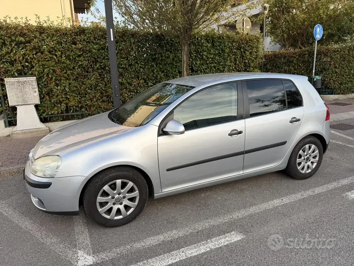Usata VW Golf V 102 CV (75 kW) 2007 Grigio Berlina
