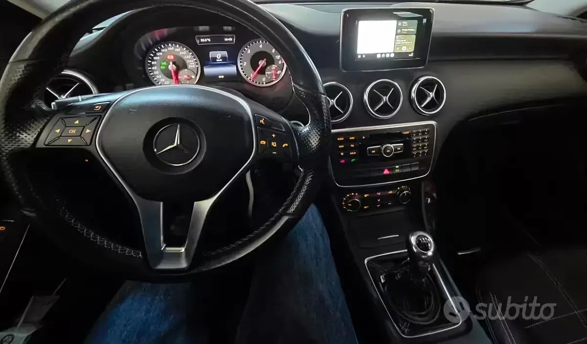 Usado Mercedes A180 109 CV (80 kW) 2015 Gris Berlina