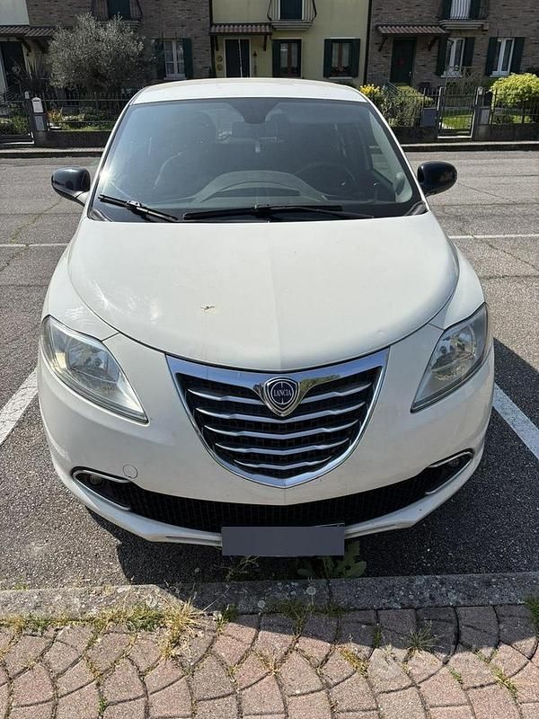 Usata Lancia Ypsilon 80 CV (58 kW) 2013 Bianco Utilitaria