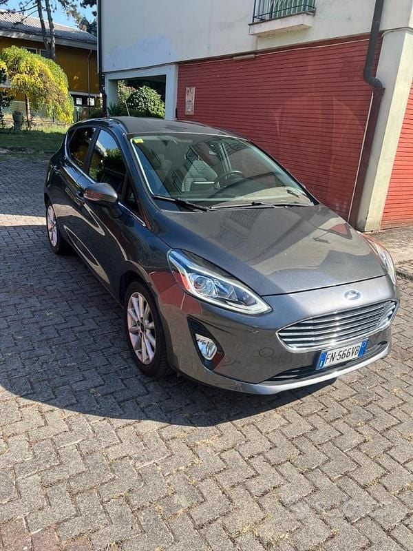 Usata Ford Fiesta 101 CV (74 kW) 2018 Grigio Utilitaria