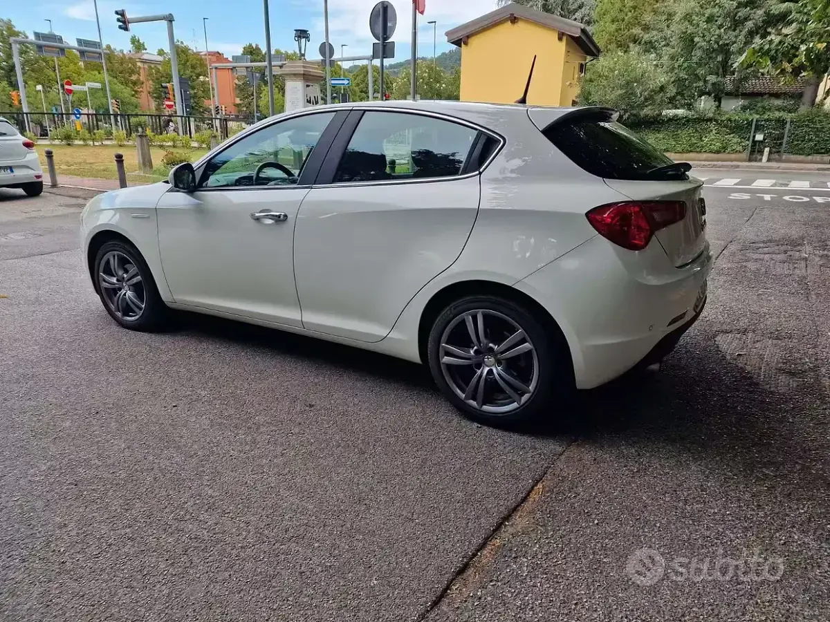 Usata Alfa Romeo Giulietta Distinctive 120 CV (88 kW) 2013 Bianco Utilitaria
