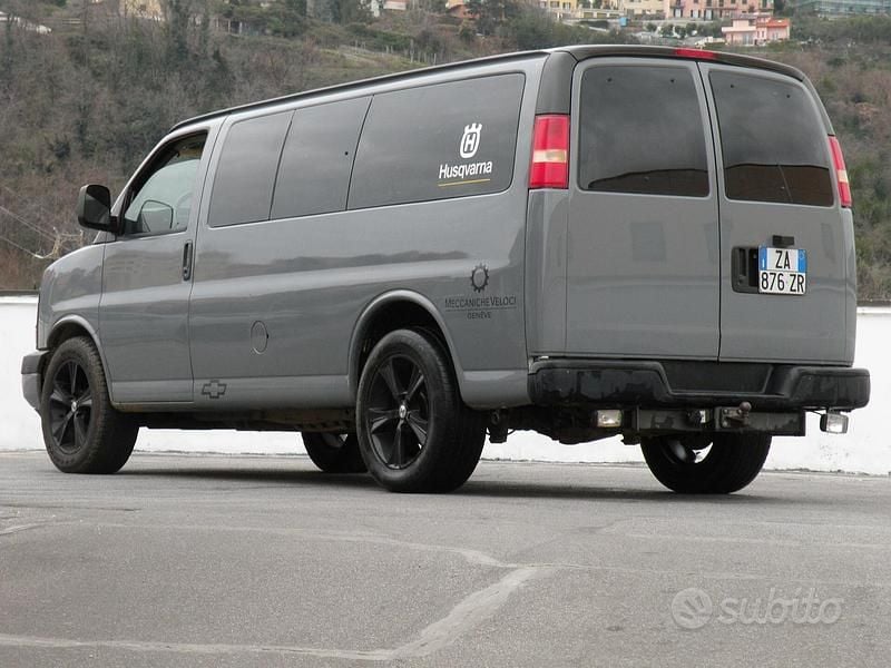 Usata Chevrolet Express 272 CV (200 kW) 2002 Grigio Furgone