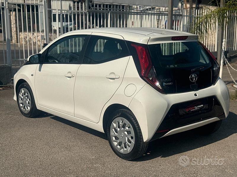 Usata Toyota Aygo Connect Style 72 CV (52 kW) 2021 Bianco Utilitaria