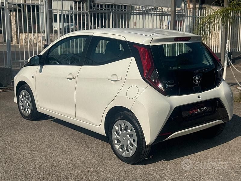 Usata Toyota Aygo Connect Style 72 CV (52 kW) 2021 Bianco Utilitaria