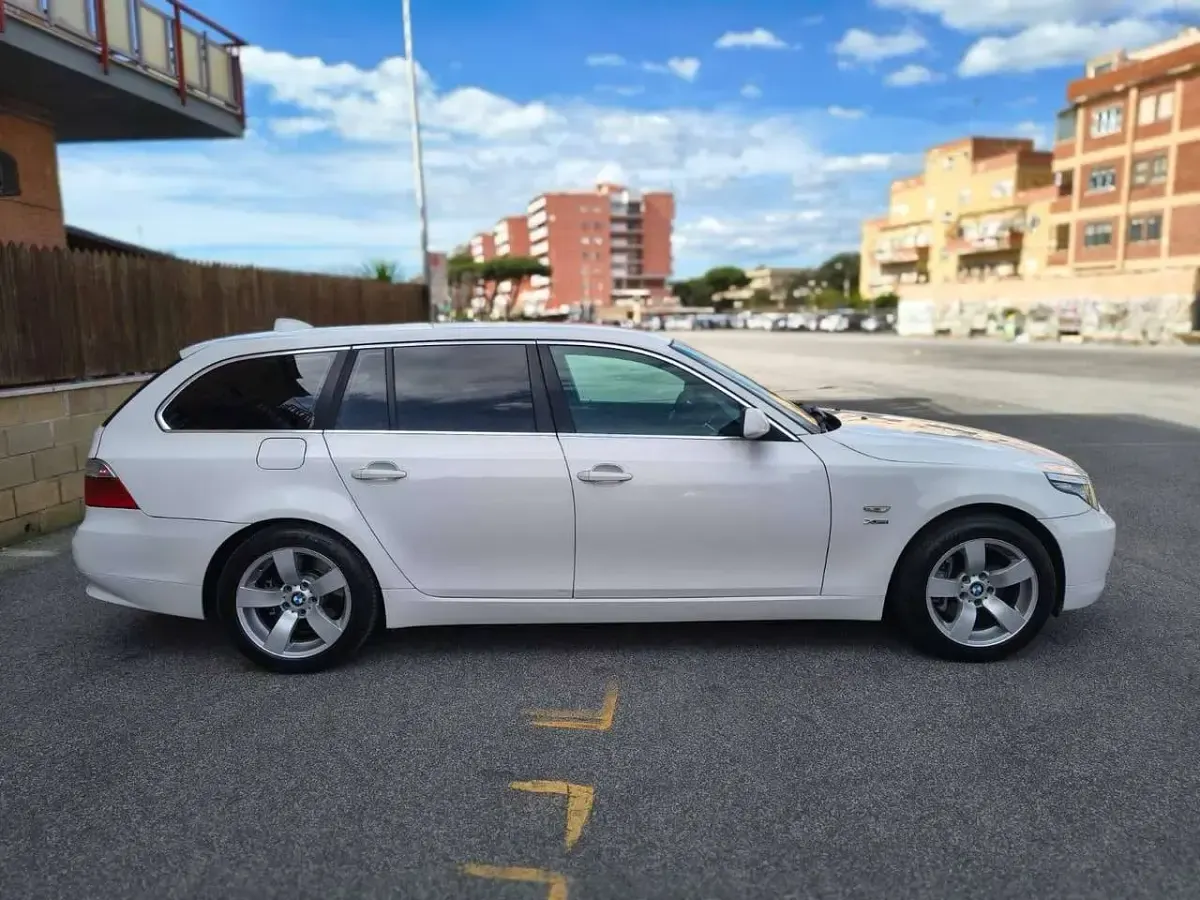 Begagnad BMW 525 197 HK (144 kW) 2009 Vit Kombi