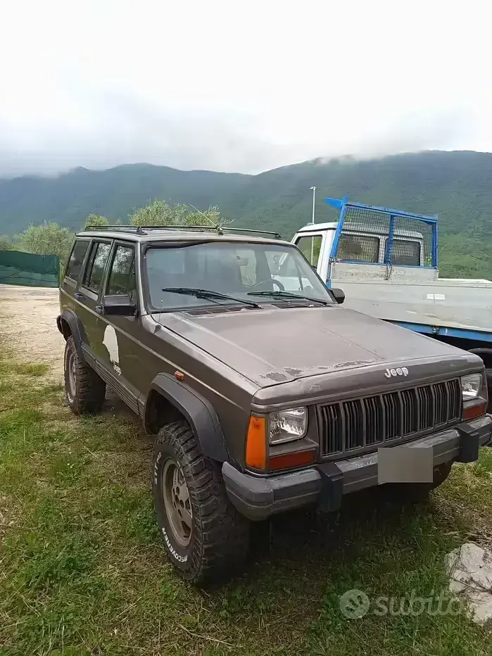 Usata Jeep Cherokee 174 CV (127 kW) 1989 Grigio SUV
