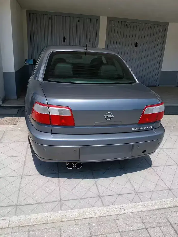 Usata Opel Omega 177 CV (130 kW) 2002 Grigio Berlina