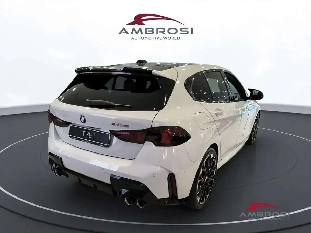 Nuova BMW M135 M Sport 300 CV (220 kW) 2025 Alpin white patello Utilitaria
