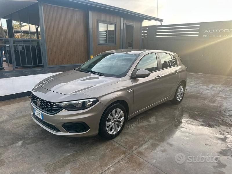 Giallo Usata 2018 Fiat Tipo Lounge Tre volumi | 7000 € (Super prezzo) - Immagine 1/4