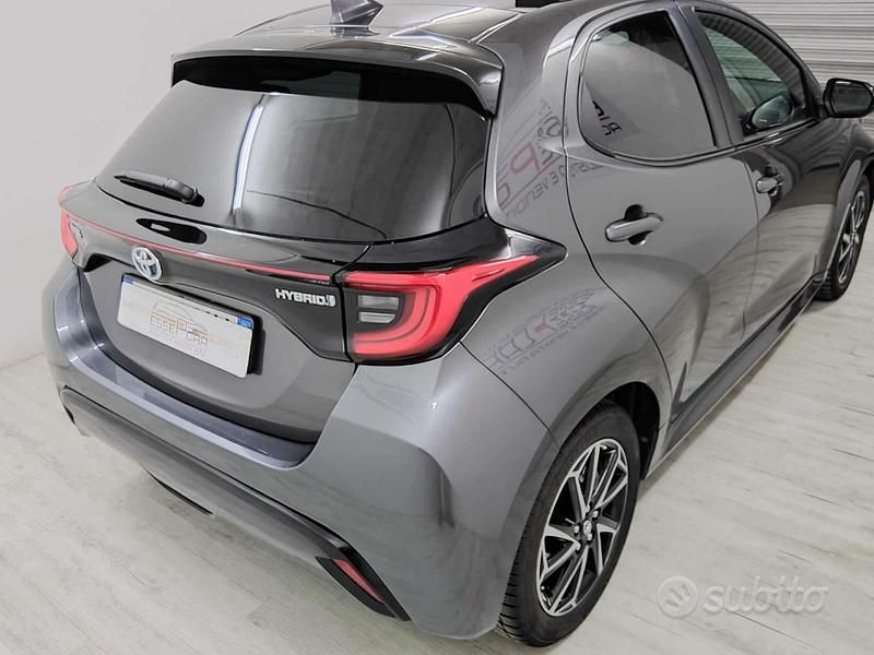 Usata Toyota Yaris Hybrid Style 92 CV (67 kW) 2022 Grigio Berlina