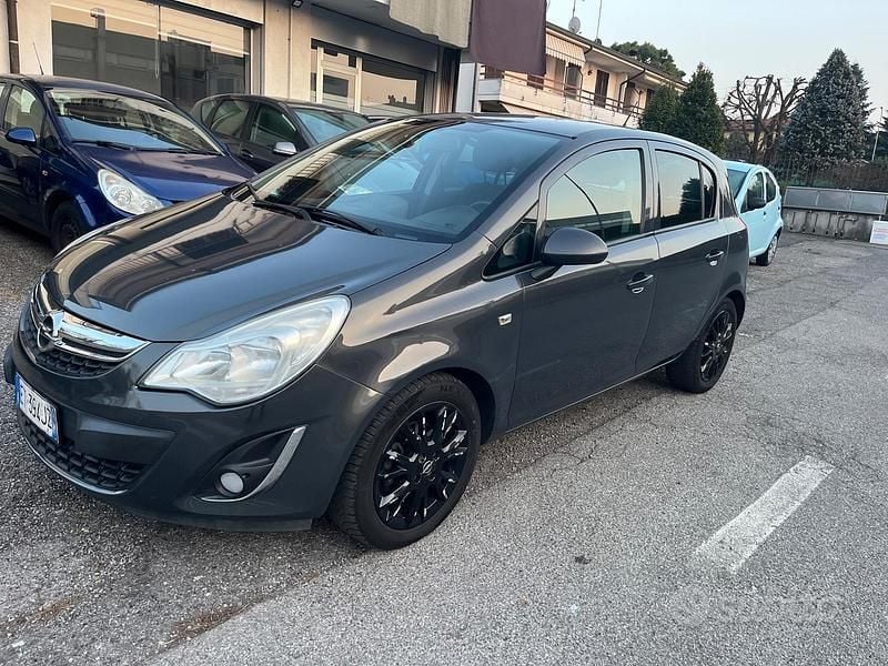 Usata Opel Corsa Edition 86 CV (63 kW) 2014 Grigio Berlina
