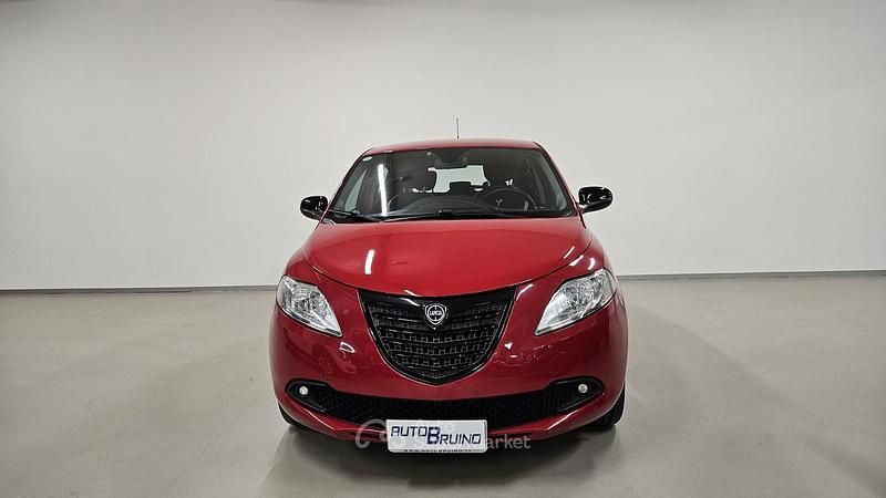 Usata Lancia Ypsilon 69 CV (50 kW) 2015 Rosso Utilitaria