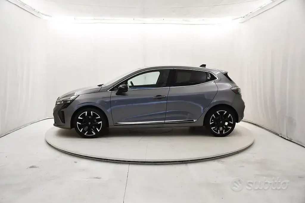 Usata Renault Clio V Techno 101 CV (74 kW) 2025 Grigio Berlina
