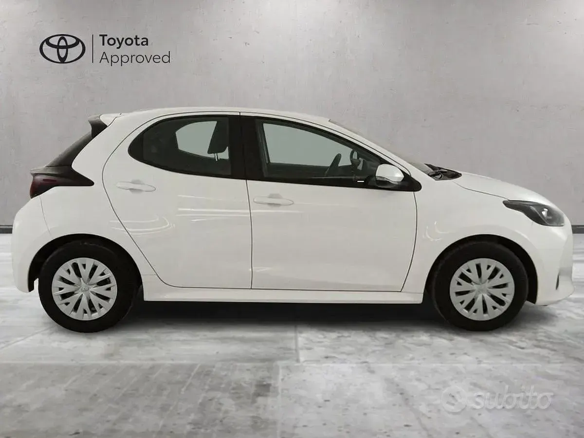 Usata Toyota Yaris Hybrid Active 92 CV (67 kW) 2025 Bianco Berlina