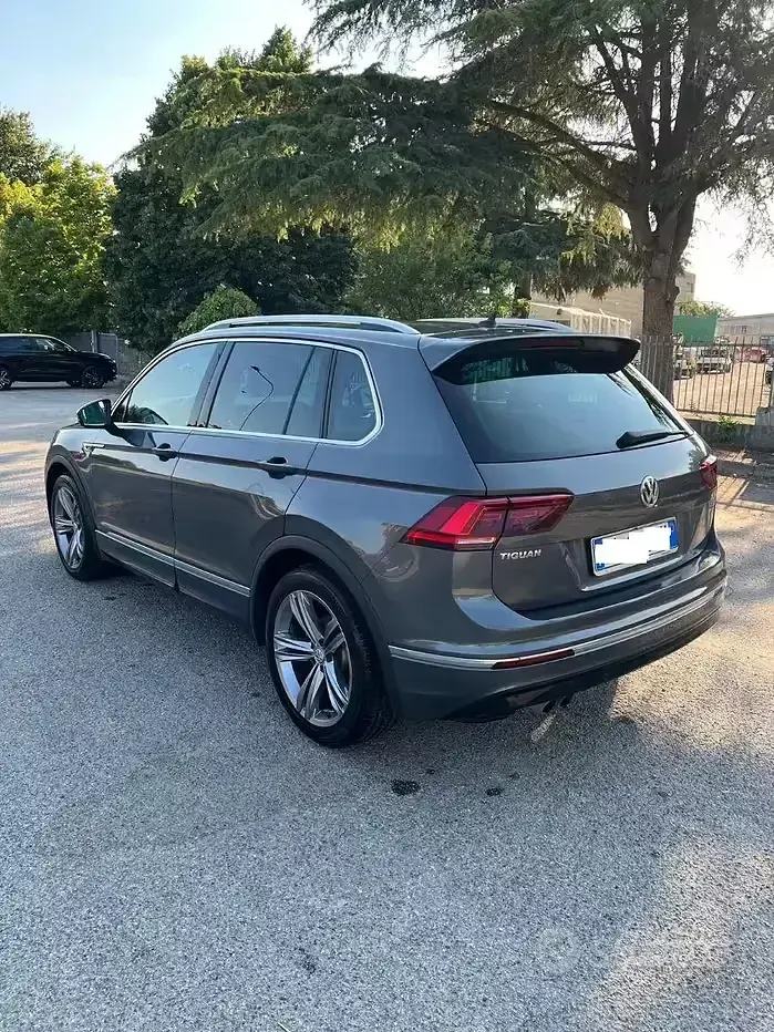 Usata VW Tiguan R-line 190 CV (139 kW) 2017 Grigio SUV