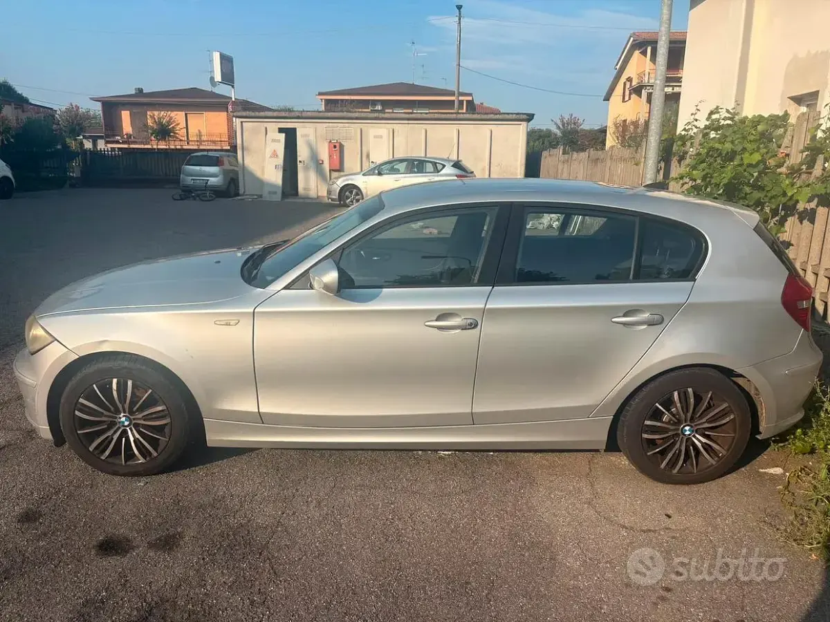 Usata BMW 118 Lifestyle 143 CV (105 kW) 2011 Grigio Utilitaria