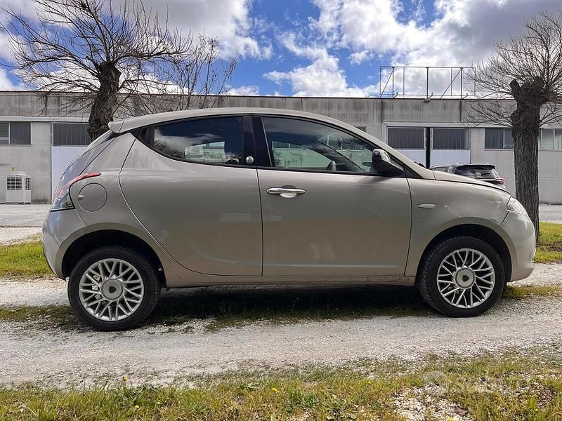 Usata Lancia Ypsilon Gold 80 CV (58 kW) 2013 Oro Utilitaria