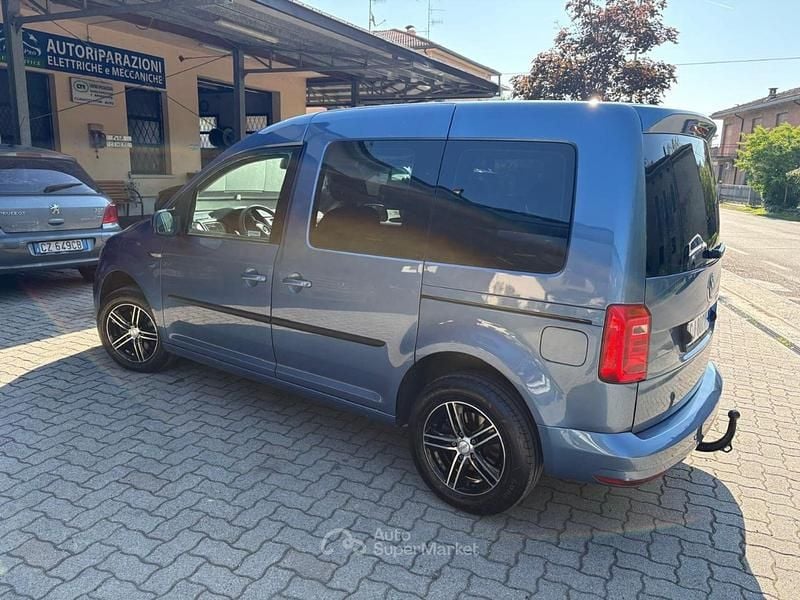 Usata VW Caddy 102 CV (75 kW) 2017 Blu Monovolume