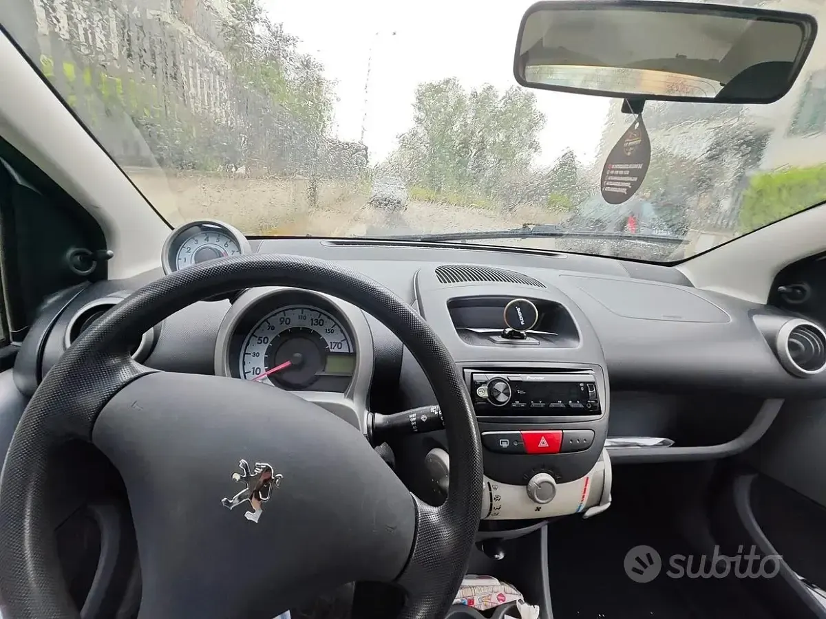 Käytetty Peugeot 107 68 HP (50 kW) 2006 Harmaa Viistoperä