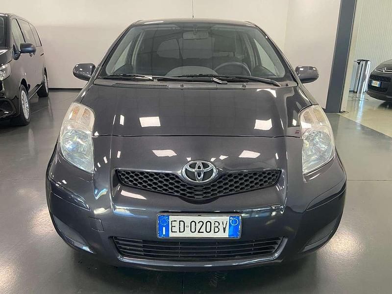 Nero Usata 2010 Toyota Yaris Tre volumi | 4000 € (Buon prezzo) - Immagine 1/4
