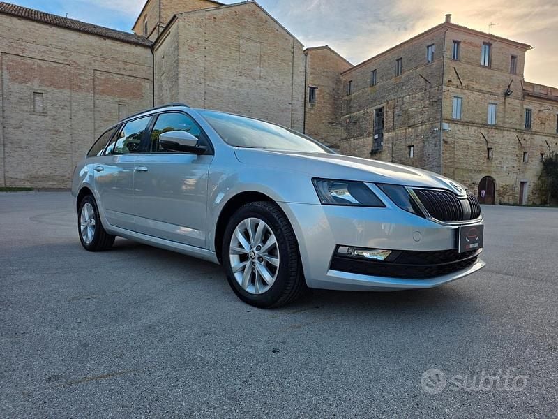 Grigio Usata 2019 Skoda Octavia Station wagon | 9990 € (Ottimo prezzo) - Immagine 1/4