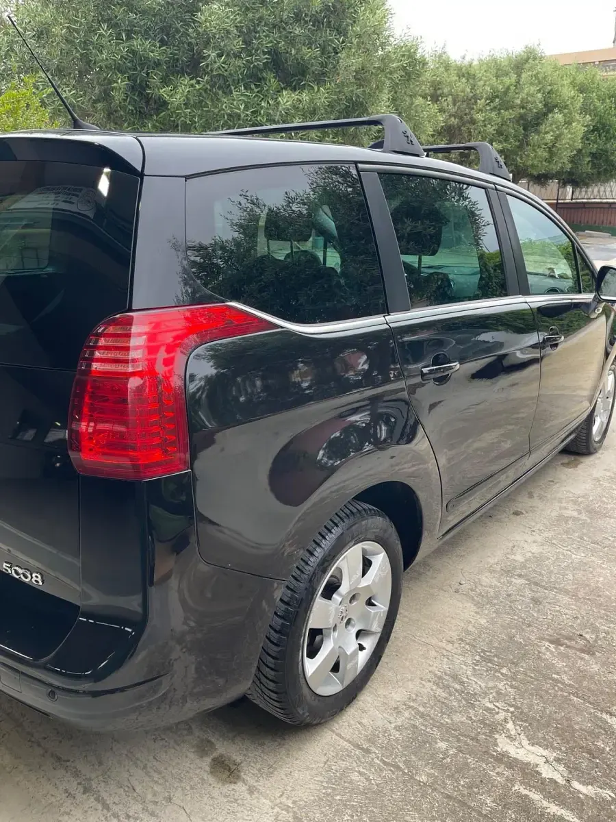 Usado Peugeot 5008 Business-Line 115 CV (84 kW) 2013 Negro Monovolumen