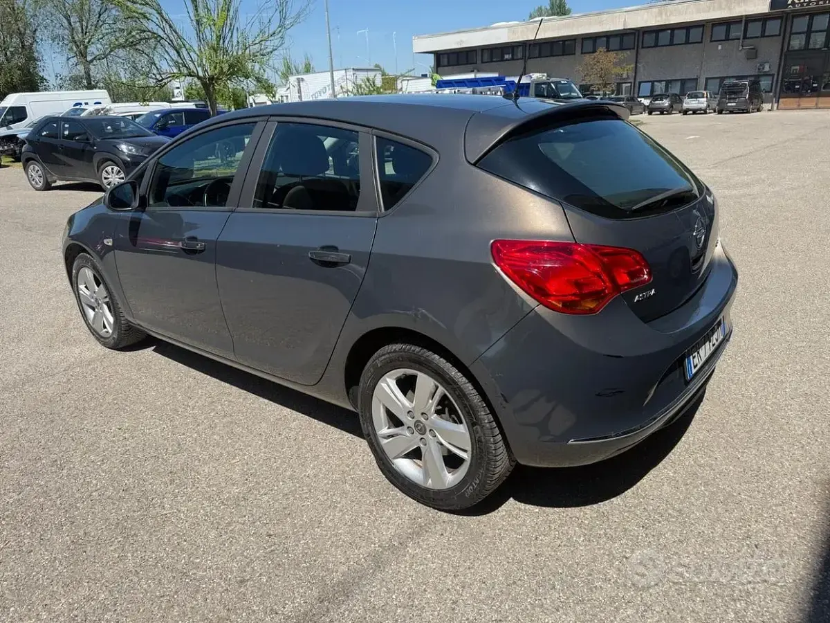 Usata Opel Astra Cosmo 110 CV (80 kW) 2013 Grigio Berlina