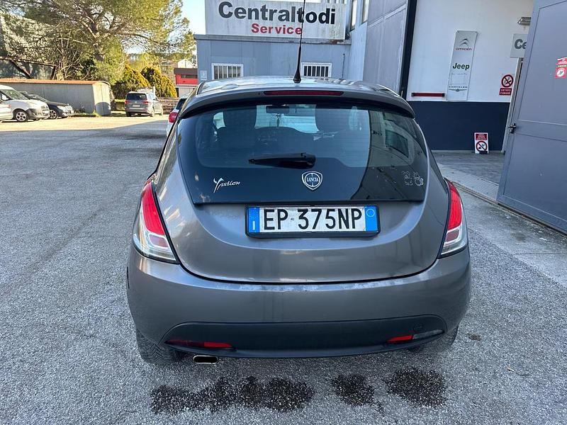 Usado Lancia Ypsilon Silver 95 HP (69 kW) 2012 Amarelo Citadino