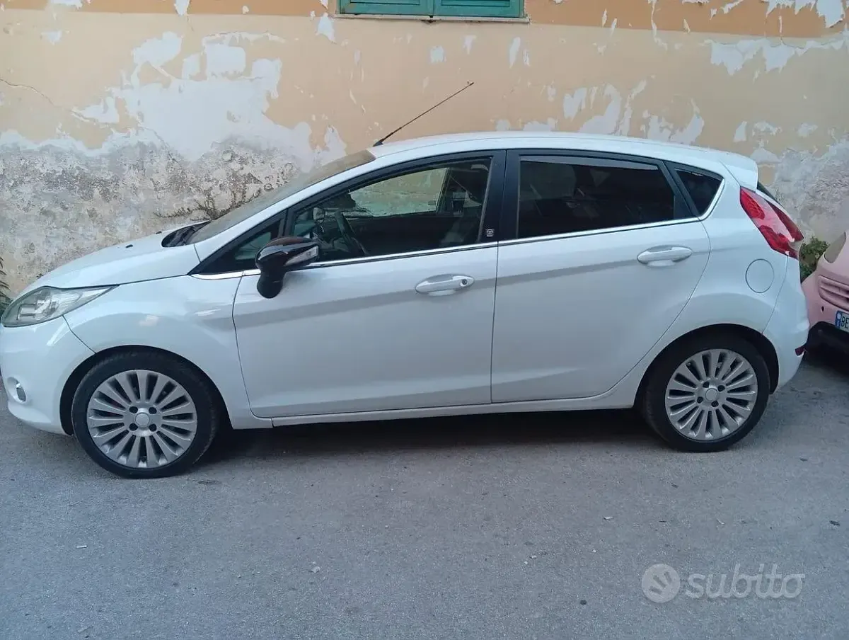 Usata Ford Fiesta 68 CV (50 kW) 2010 Bianco Berlina
