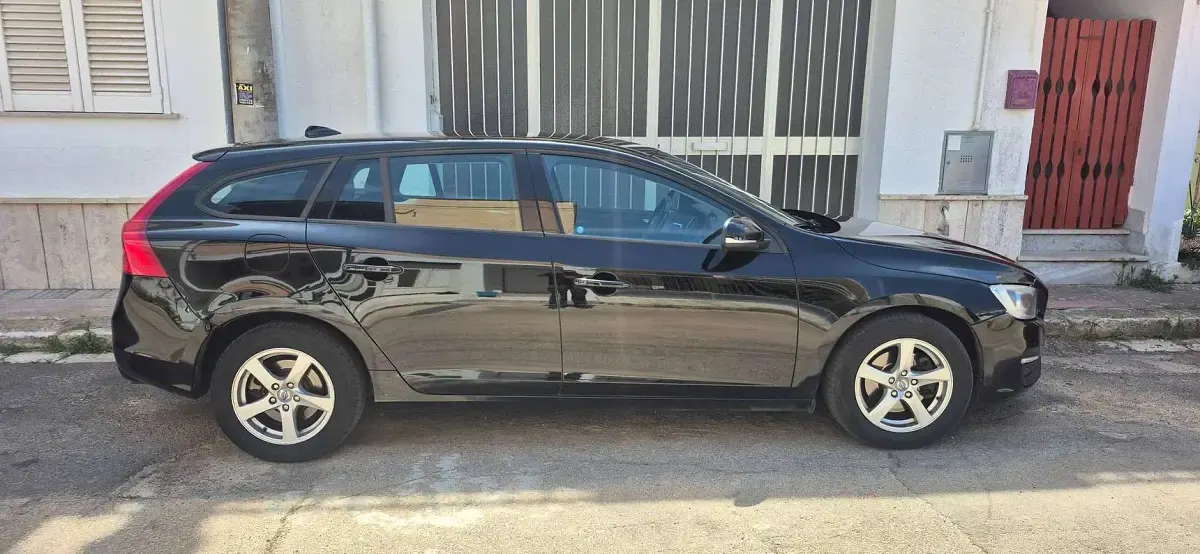 Usata Volvo V60 R-Design Momentum 114 CV (83 kW) 2015 Nero Station wagon