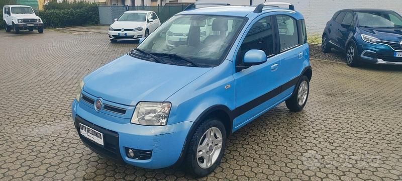 Usata Fiat Panda Climbing 60 CV (44 kW) 2010 Blu Utilitaria
