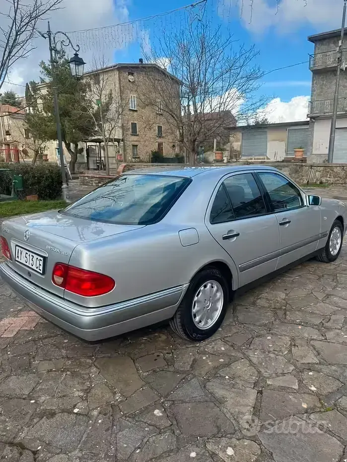 Usata Mercedes E250 Elegance 150 CV (110 kW) 1998 Grigio Berlina