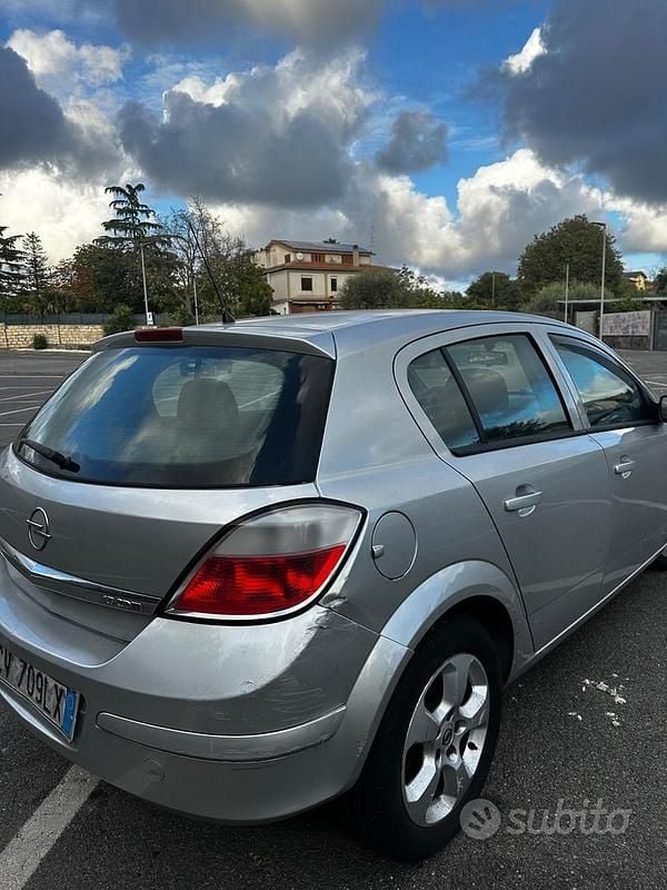 Usata Opel Astra Cosmo 101 CV (74 kW) 2005 Grigio Berlina