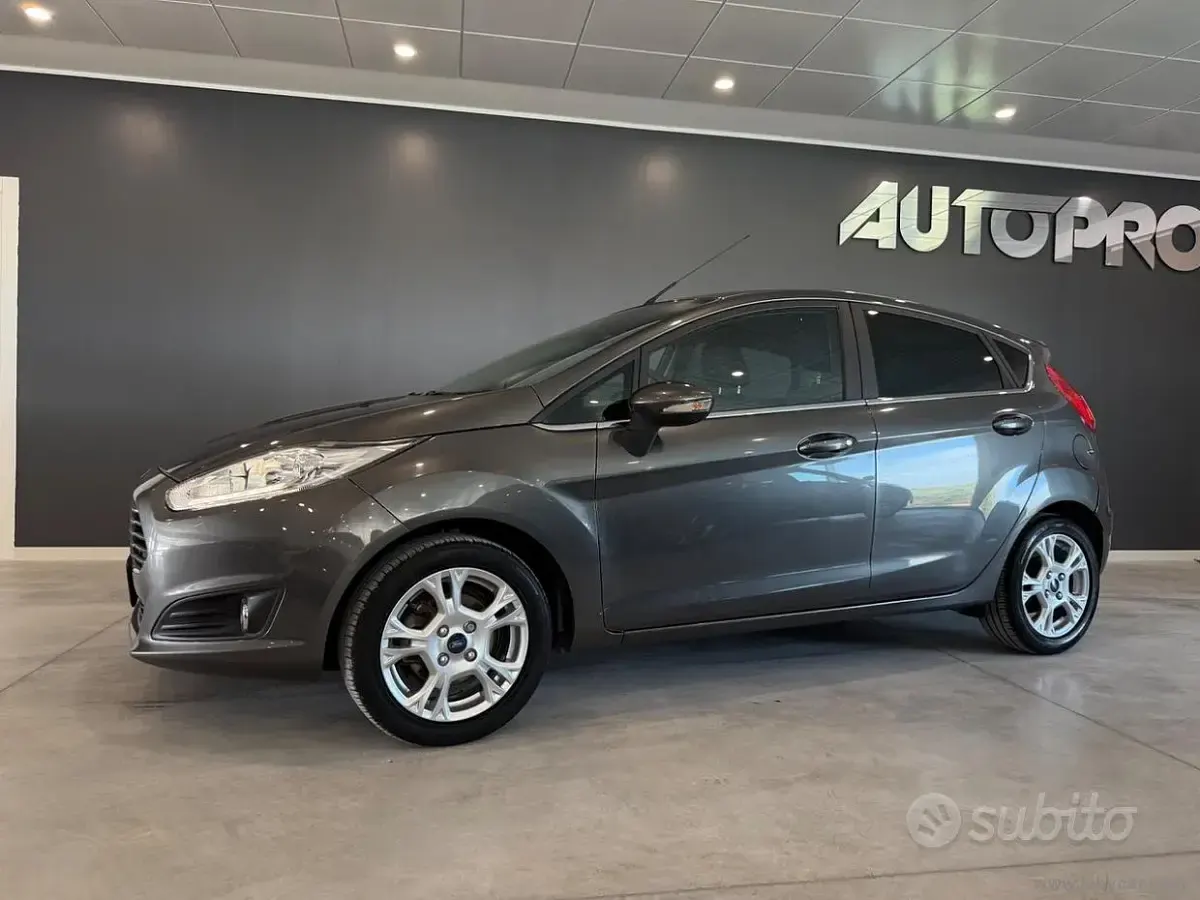 Usata Ford Fiesta Titanium 95 CV (69 kW) 2016 Grigio Utilitaria