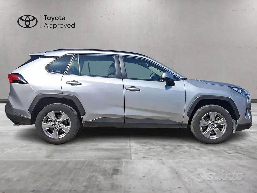 Usata Toyota RAV4 Hybrid Active 217 CV (159 kW) 2022 Deep silver met SUV