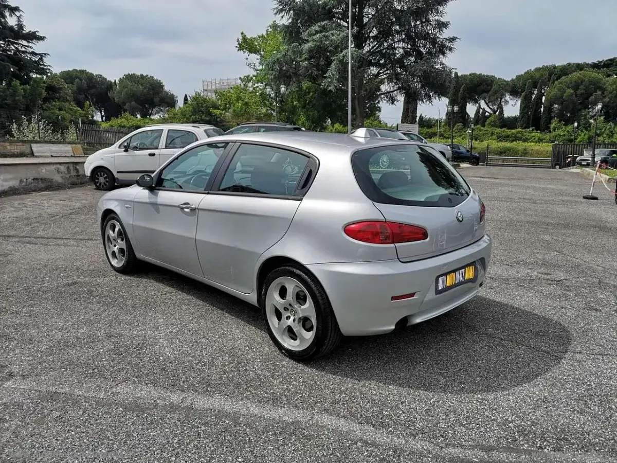 Usata Alfa Romeo 147 120 CV (88 kW) 2007 Argento Utilitaria