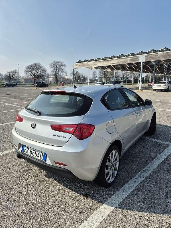 Usata Alfa Romeo Giulietta 120 CV (88 kW) 2018 Argento Utilitaria
