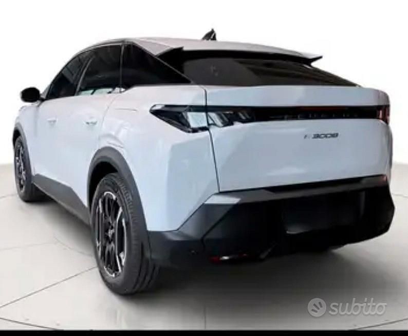 Usata Peugeot e-3008 154 kW (210 CV) 2024 Bianco SUV