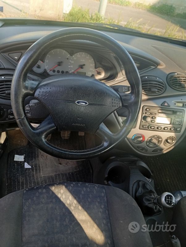 Usata Ford Focus Zetec 100 CV (73 kW) 2000 Grigio Berlina