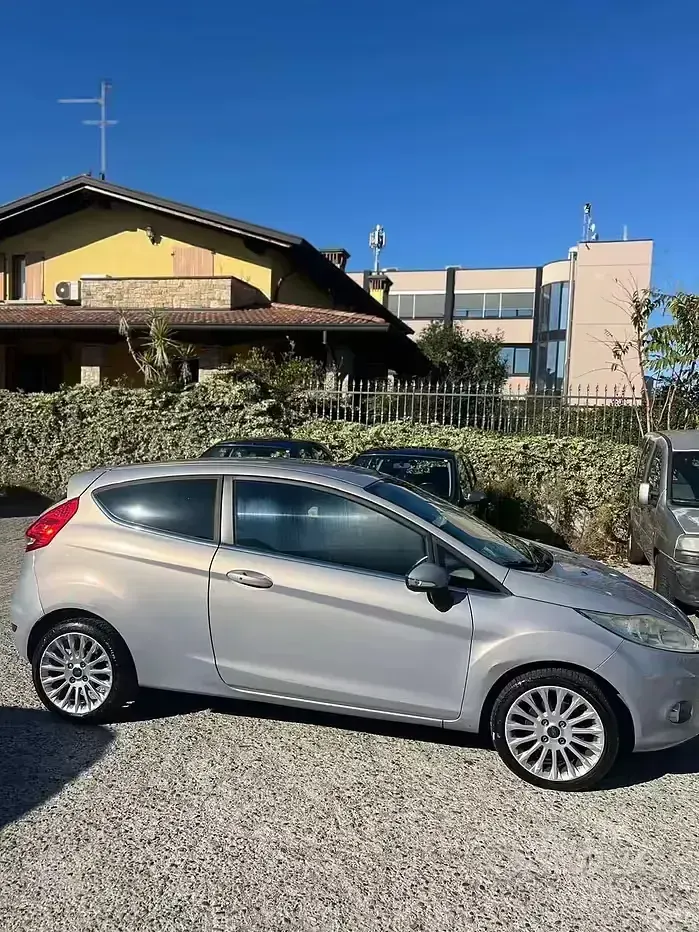 Usata Ford Fiesta Titanium 92 CV (67 kW) 2011 Grigio Berlina