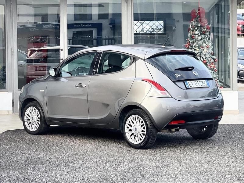 Usata Lancia Ypsilon 69 CV (50 kW) 2015 Grigio Utilitaria