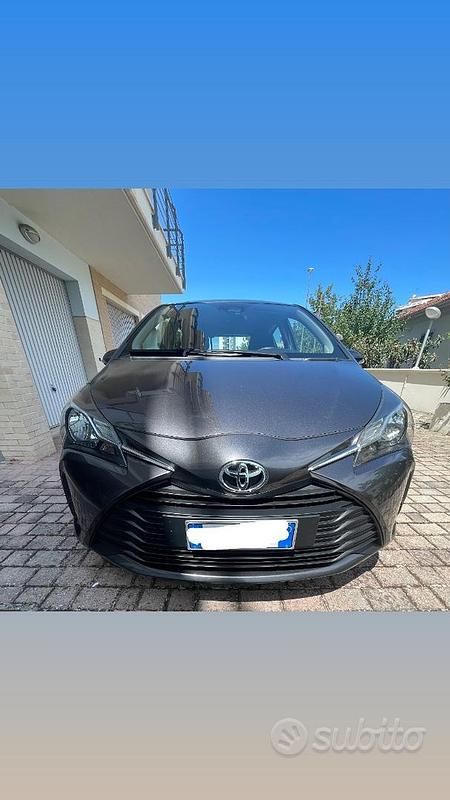 Usata Toyota Yaris 111 CV (81 kW) 2019 Grigio Berlina