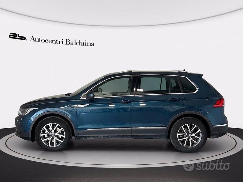 Usata VW Tiguan Life 320 CV (235 kW) 2023 Nightshade metalizzato blu SUV