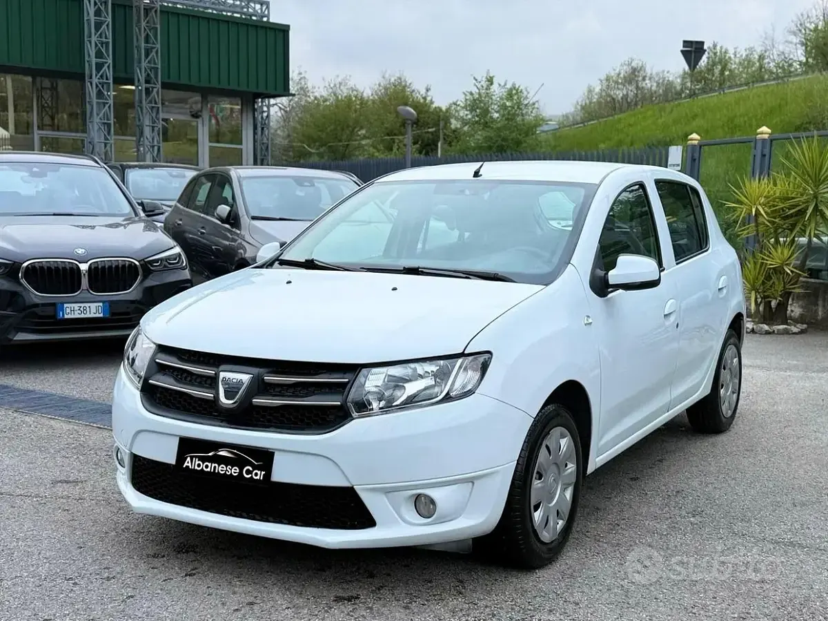Usata Dacia Sandero Lauréate 75 CV (55 kW) 2013 Bianco Berlina