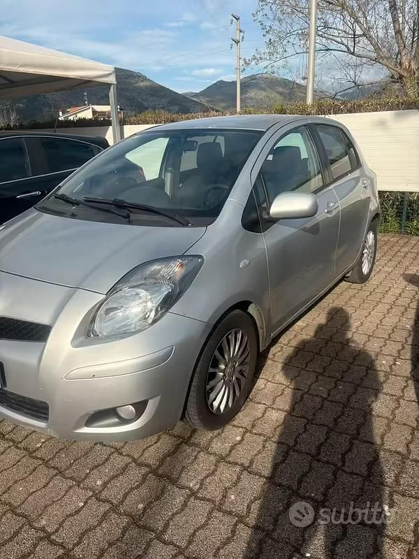 Usata Toyota Yaris 87 CV (63 kW) 2009 Grigio Utilitaria