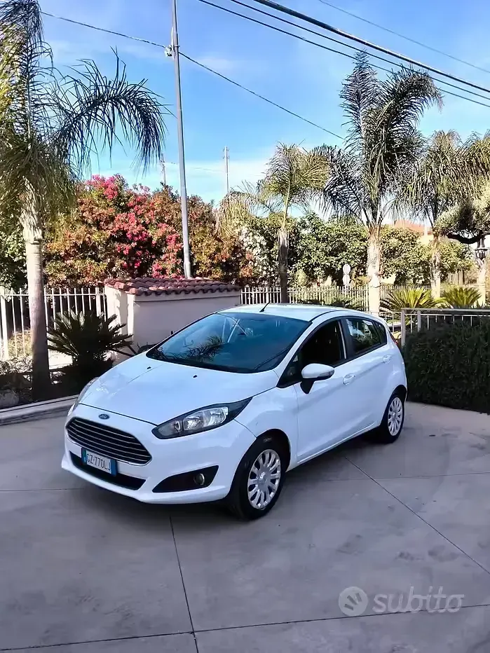 Usata Ford Fiesta 97 CV (71 kW) 2013 Bianco Berlina
